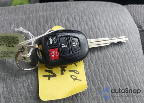 2017 Toyota Corolla Le z USA, uszkodzony, nr VIN 5YFBURHE9HP693783